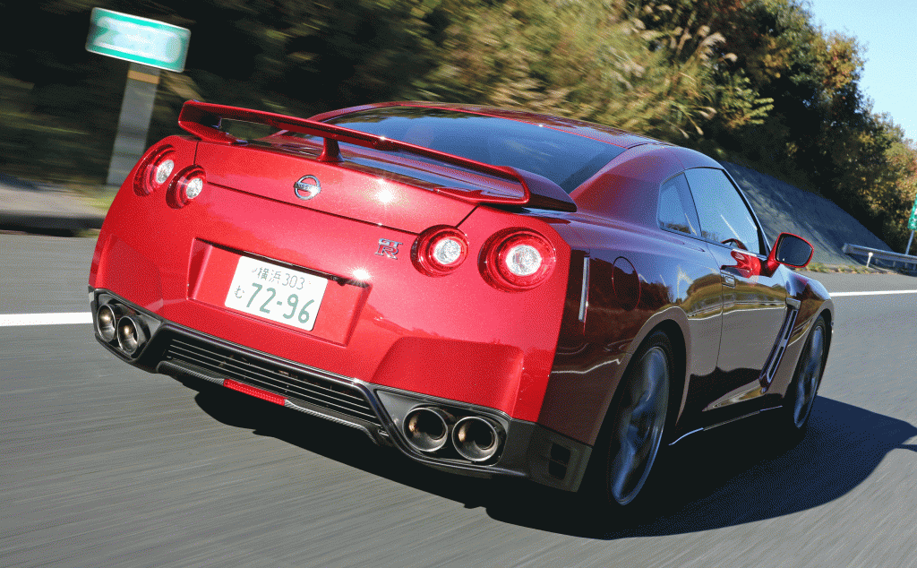 Nissan GT-R un sacré popotin... aussi