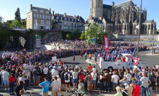 Parade au pied de la cathédrale… 