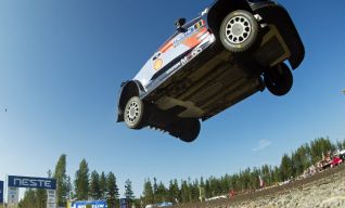 Thierry Neuville survole le général