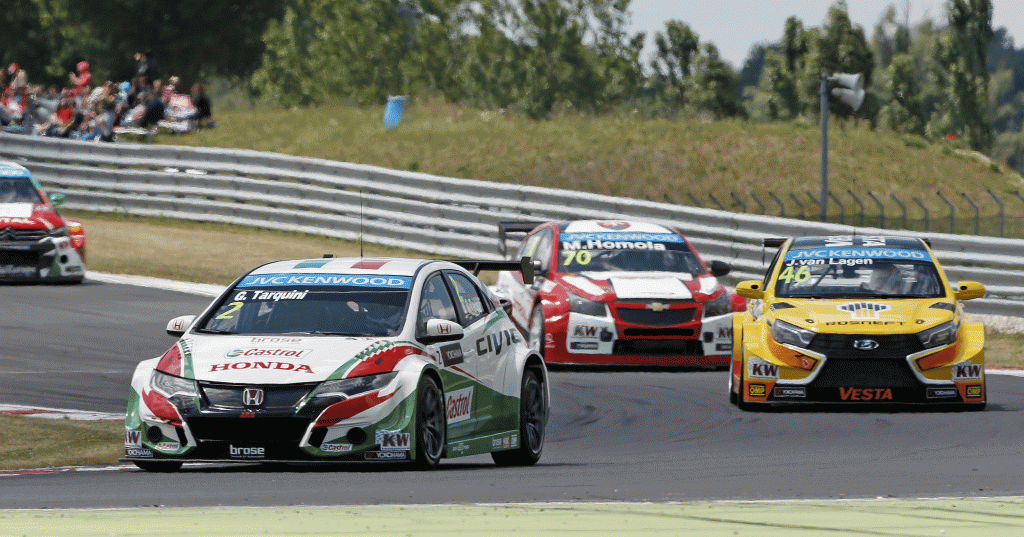 Gabriele Tarquini (Honda) en tête... derrière les Citroën