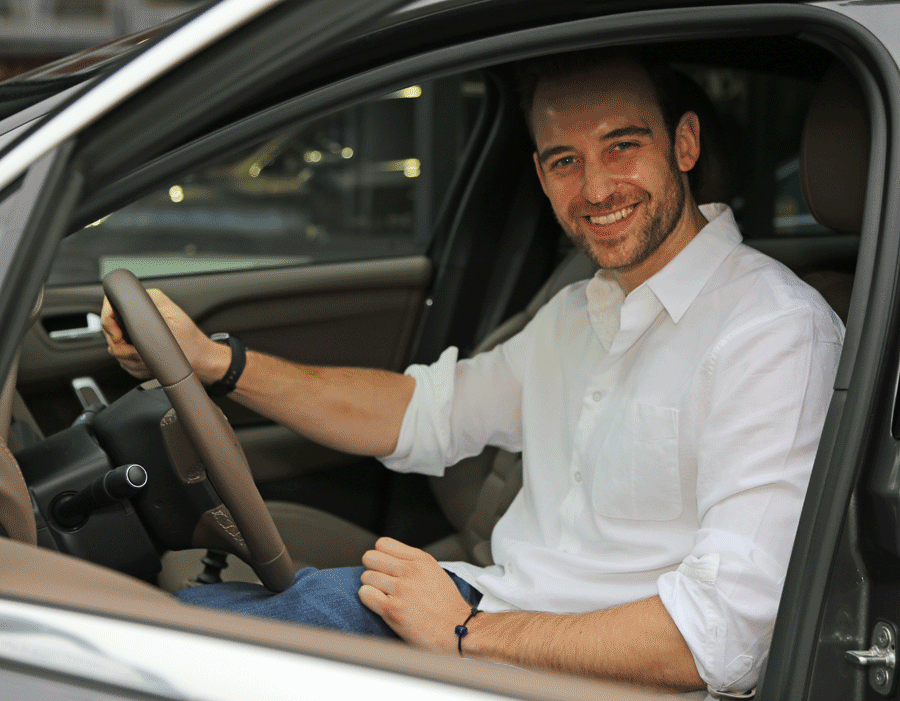 Joël Dicker au volant de la DS 4