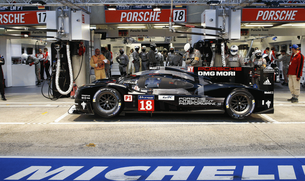 La Porsche #18 dans les stands