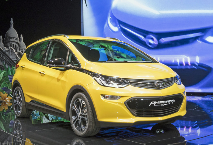 Opel Ampera-e côté face...