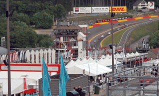 Ligne des stands et Raidillon des Type R partout