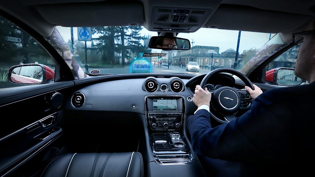 Voiture pilote ou marche à suivre